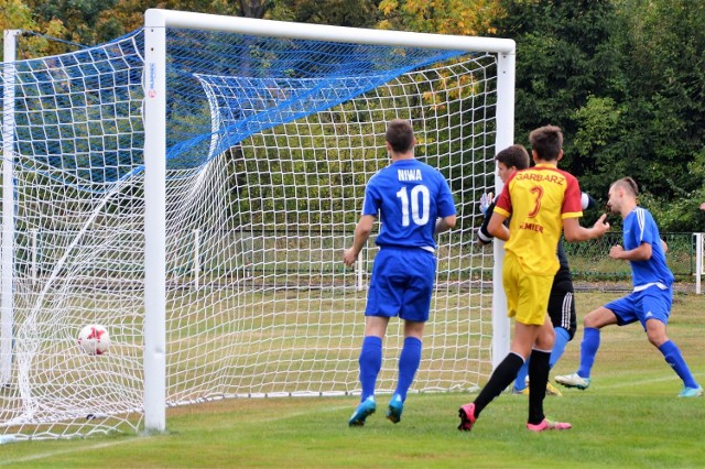 Adam Mateja (z prawej, w niebieskiej koszulce) strzela drugą bramkę dla Niwy w zwycięskim dla niej meczu nad Garbarzem Zembrzyce 5:0.