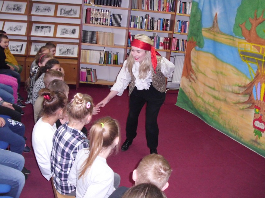 Aktorzy z krakowskiego teatru "Maska" gościli w Gminnej Bibliotece Publicznej w Dobrzycy
