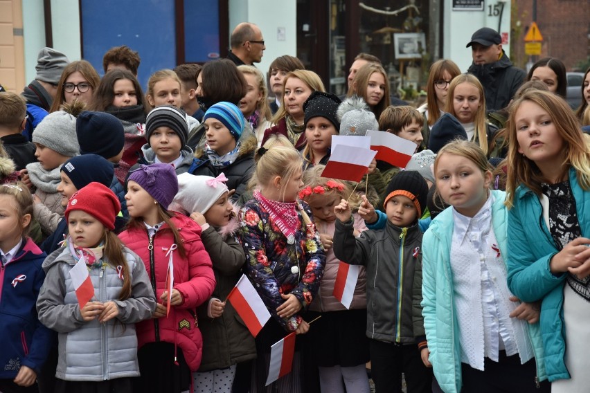Święto Niepodległości 2018 w Żninie: polonez na rynku [zdjęcia] 