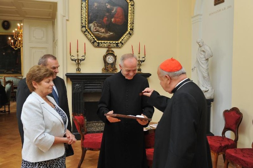 Przekazanie relikwii św. Jana Pawła II dla rawskiej parafii...