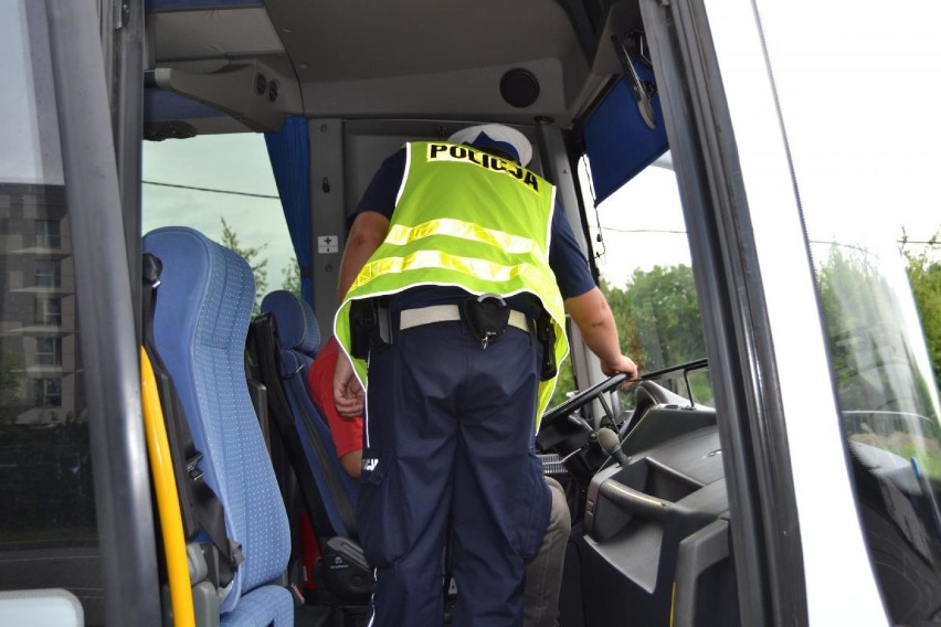 Policja skontroluje autobusy przed wyjazdem dzieci na ferie