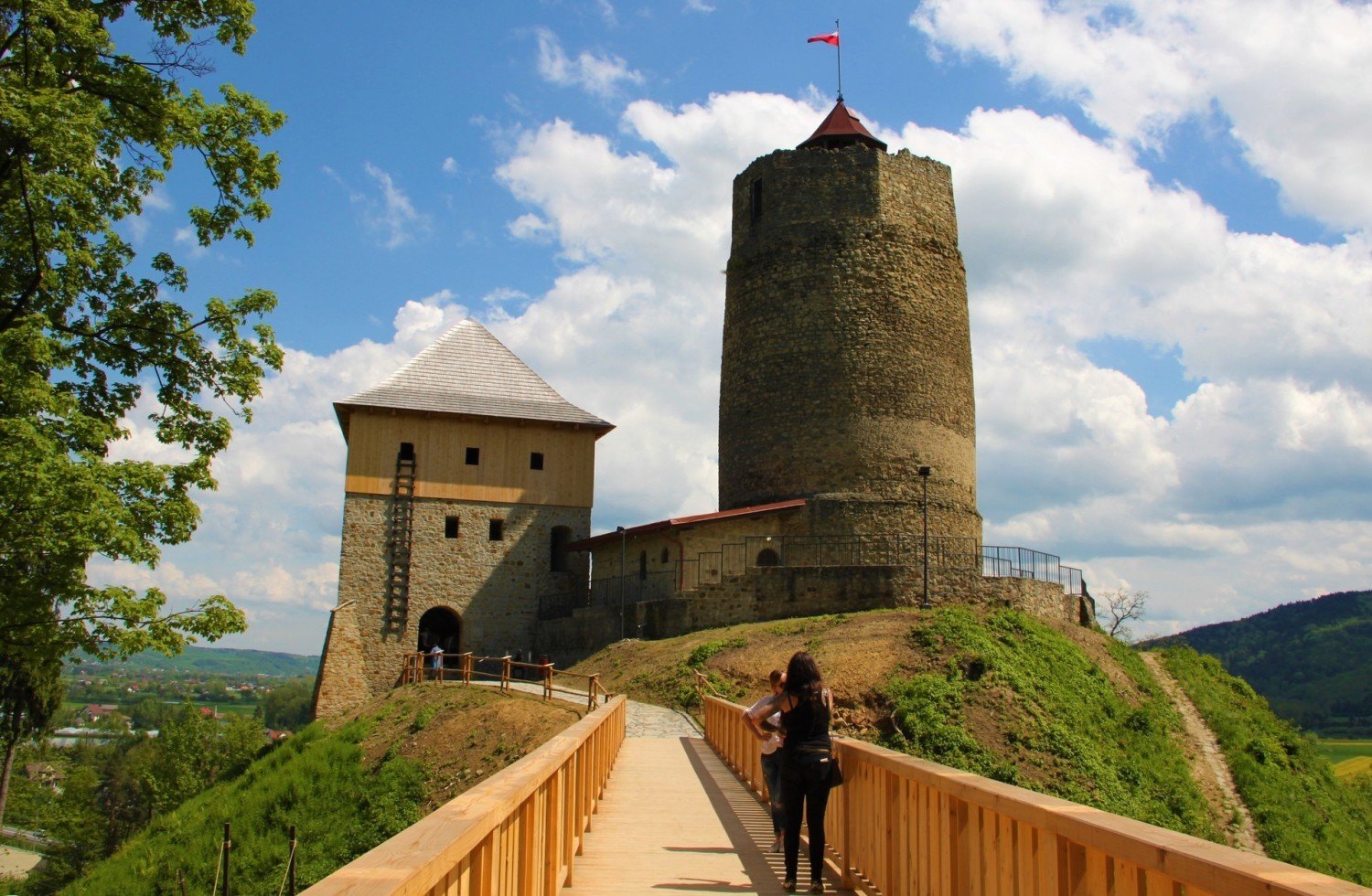 Odrestaurowany średniowieczny zamek zaprasza turystów ...