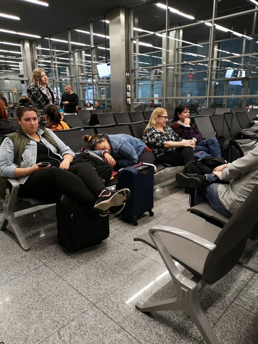 Loty z Balic opóźnione. Turyści koczują na lotnisku