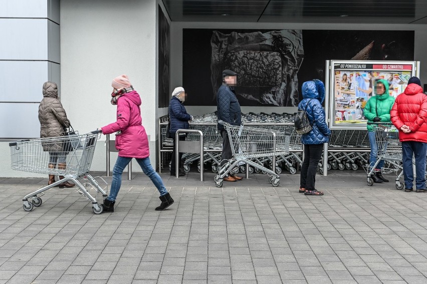 Limit klientów, uzależniony od liczby kas, godziny, w...