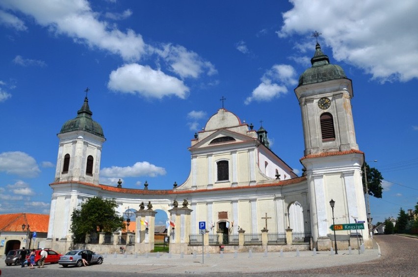 Budowę rozpoczęto w roku 1742, a wieże powstały pod koniec...