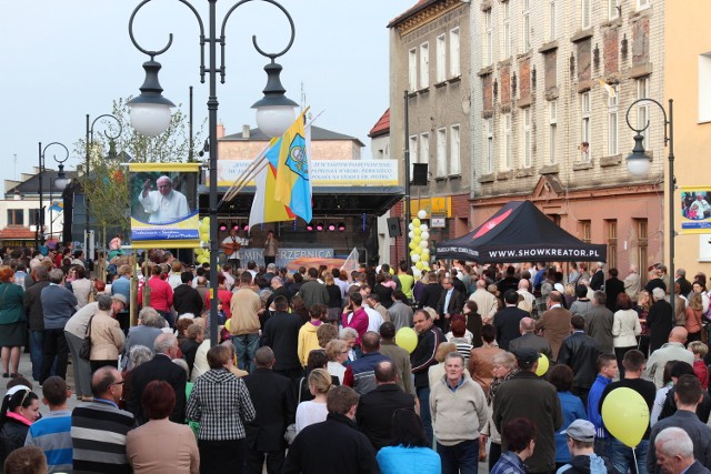 Tłumy trzebniczan na nowym deptaku przy ul. Daszyńskiego świętowały radość z ogłoszenia Świętym Papieża Polaka.
