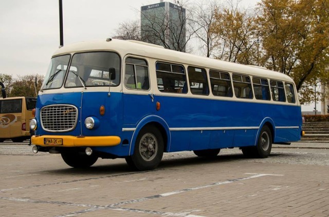 Ogórkiem po Warszawie. Ruszają podróże zabytkowym autobusem po stolicy [ZDJĘCIA]