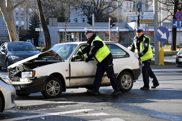 Wypadek na skrzyżowaniu ulicy Skarbka z Jaworzyńską w Legnicy.