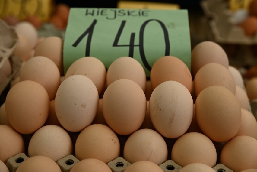 Ceny jaj w Krakowie przed Wielkanocą 2023. Drogo! Sprawdziliśmy, ile kosztują jajka na placach targowych