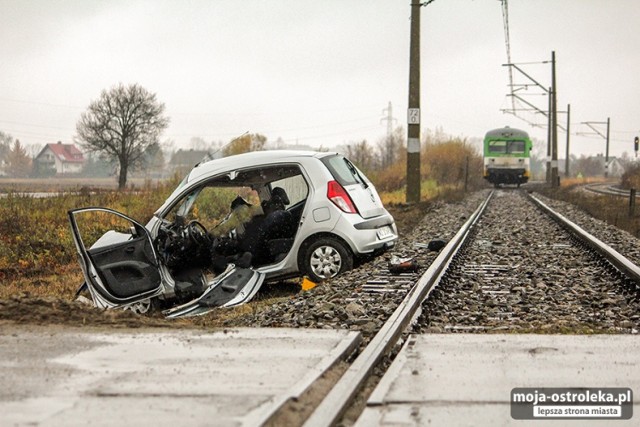 Tragiczny wypadek niedaleko Warszawy. Samochód zdemolowany przez pociąg [ZDJĘCIA]