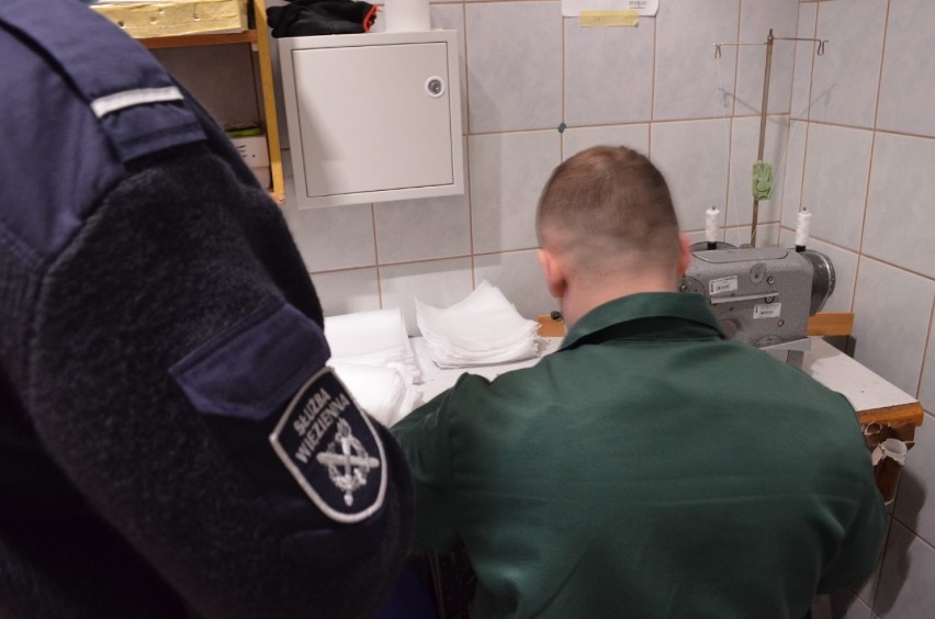 Koronawirus. W ZK Malbork osadzeni też szyją maseczki w ramach akcji "Resort Sprawiedliwości Pomaga"