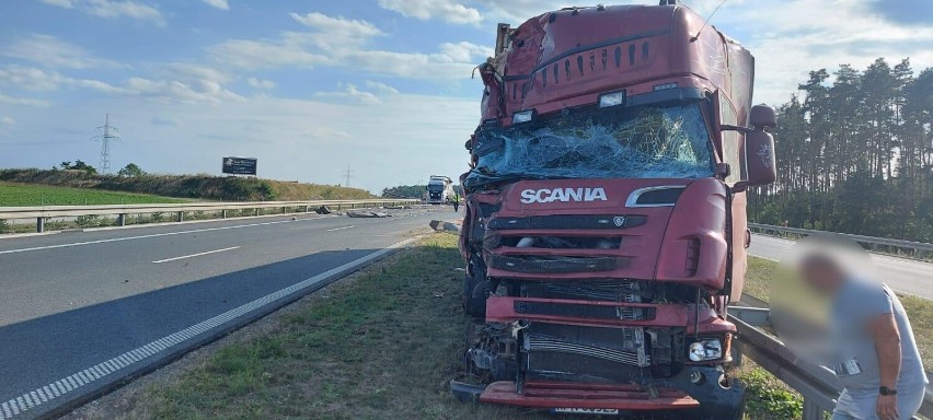 Wypadek tirów na S5 koło Leszna. Droga była zablokowana po tym jak wysypał się ładunek ZDJĘCIA