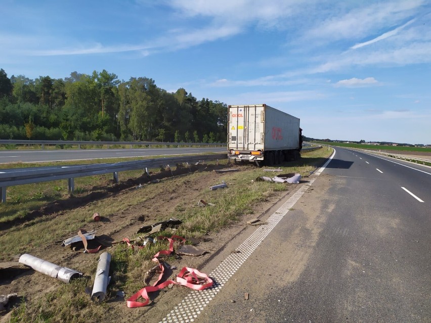 Wypadek tirów na S5 koło Leszna. Droga była zablokowana po tym jak wysypał się ładunek ZDJĘCIA