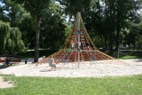 Trzebnica: W parku stanęła wieża do wspinaczki dla najmłodszych