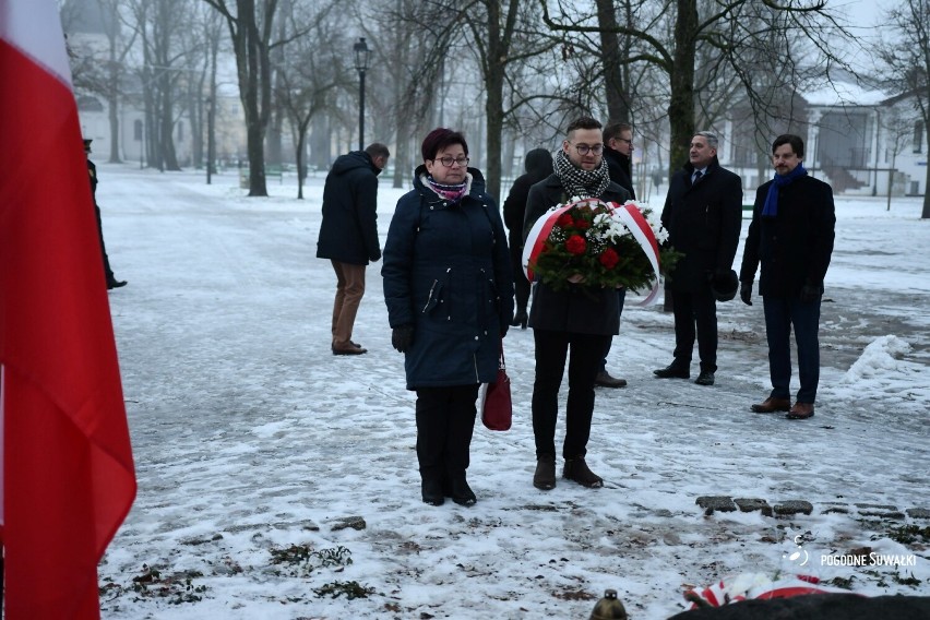 Władze Suwałk złożyły kwiaty pod Dębem Wolności w 42. rocznicę wprowadzenia stanu wojennego