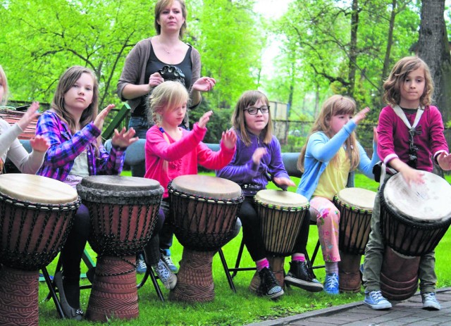 Djembe Planet, które otwiera filię szkoły gry na tym instrumencie prócz tego, że uczy, to także koncertuje i popularyzuje muzykę i taniec afrykański w Polsce