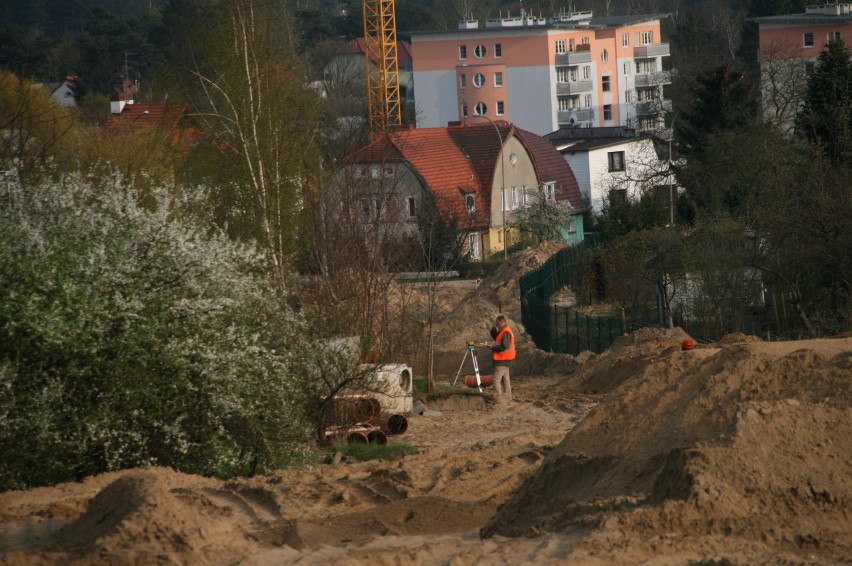 Rok 2010 - kwiecień: Trwa budowa drogi łączącej os. Piastowskie z ul. Botaniczną