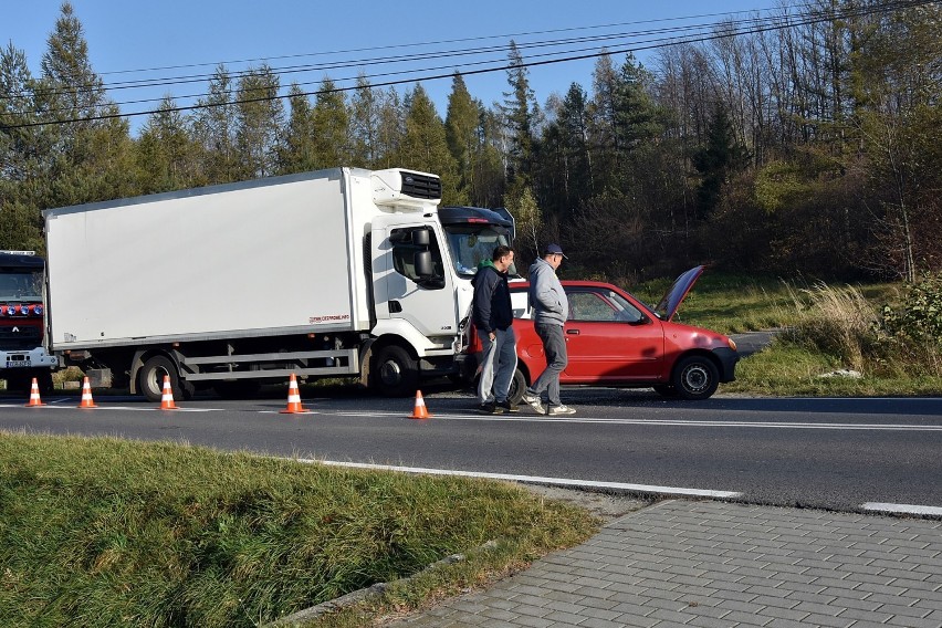 Wypadek w Ropicy Górnej. Poszkodowany kierowca czerwonego seicento [ZDJĘCIA]