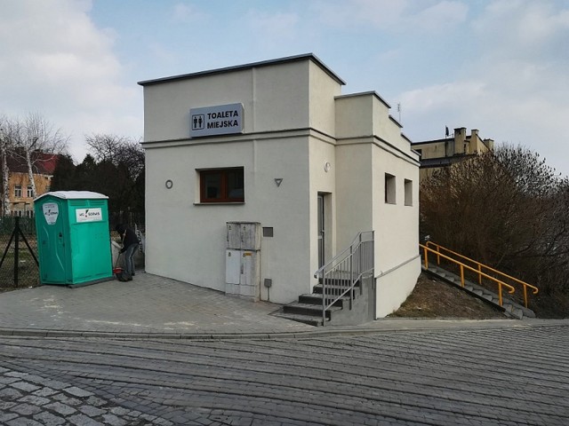 Przejdź do galerii i zobacz zdjęcia wyremontowanego budynku toalety publicznej w Kraśniku