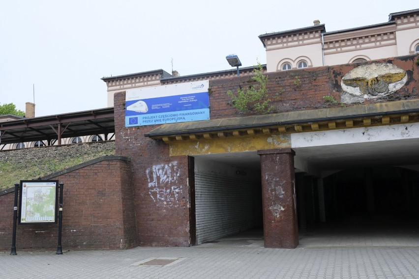 Dworzec kolejowy w Żarach. W środku nie jest najgorzej,...