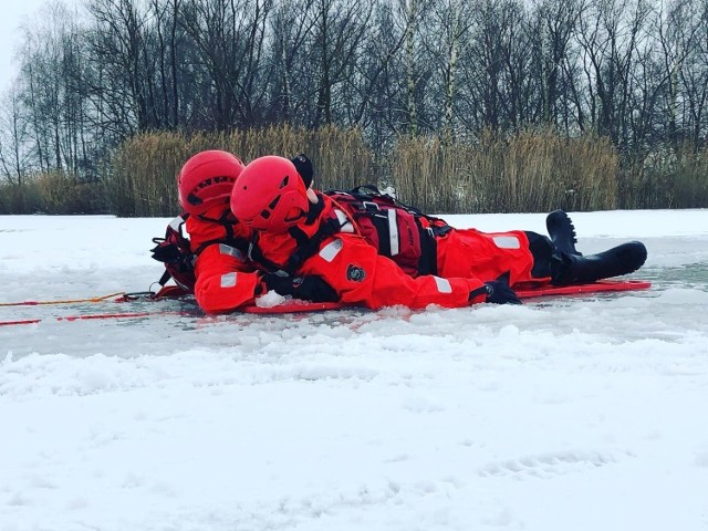 We wtorek ćwiczono standardowe techniki ratownictwa polegające między innymi na podjęciu osoby, która wpadła pod lód.