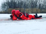 Dębowa. Strażacy weszli na lód. Co działo się na jeziorze? Zobaczcie zdjęcia z ratownictwa lodowego!