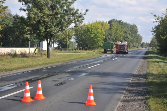 Śrem: Gostyńska zablokowana przez plamę oleju. Ogromne utrudnienia w mieście [ZDJĘCIA]