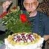 Inż. Czesław Biały z urodzinowym tortem i urodzinowymi kwiatami. Fot. Stanisław ŚMIERCIAK