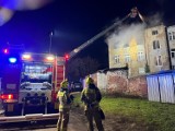 Pożar mieszkania przy ul. Harcerskiej w Kaliszu. Poszkodowany mężczyzna trafił do szpitala. ZDJĘCIA