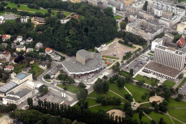 Postępowanie administracyjne prowadzone będzie więc przez nich jako organ pierwszej instancji już trzeci raz, co jest sytuacją bez precedensu w gdańskim magistracie. Spadkobiercy właścicieli i ich prawnicy nazywają tę sytuację kompromitacją urzędników. Tymczasem przedstawiciele magistratu tłumaczą, iż postępowanie odnośnie Parku Rady Europy jest wyjątkowo skomplikowane. 

Najważniejszy w całej sprawie jest fakt, iż wojewoda wręcz wyśmiał argumenty, na podstawie których gdańscy urzędnicy odmawiają zwrotu wywłaszczonych w czasach PRL nieruchomości.