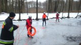 Wejherowo: strażacy ćwiczyli ratowanie osób na lodzie [ZDJĘCIA]