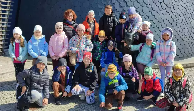 Uczniowie klasy 1B Samorządowej Szkoły Podstawowej numer 3 imienia Jana Pawła II w Kazimierzy Wielkiej byli na wycieczce w Europejskim Centrum Bajki w Pacanowie