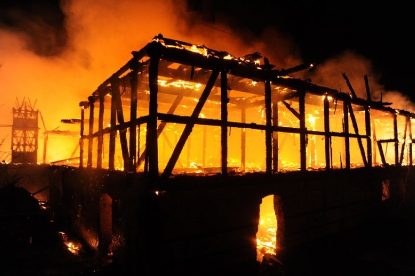 Pożar starej cegielni przy ul. Nad Odrą gasiło czternaście...