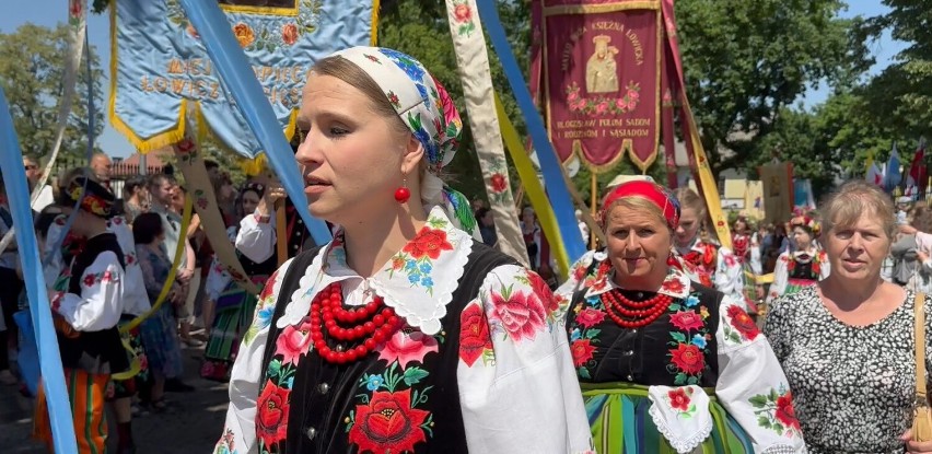 Bajecznie kolorowa procesja Bożego Ciała w Łowiczu jest jedną z najbardziej uroczystych w Polsce