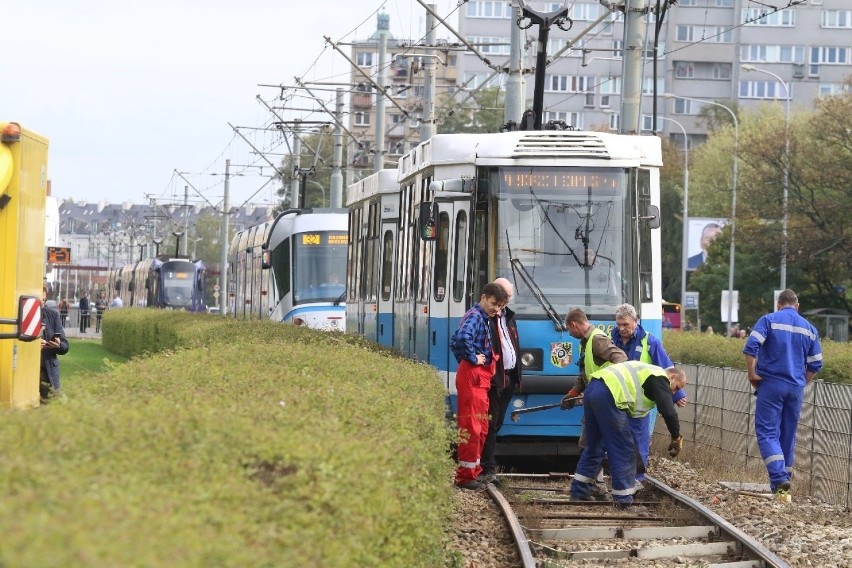 Do trzech razy sztuka? Kolejny tramwaj się wykoleił. Internauci: "Hat trick na Legnickiej"