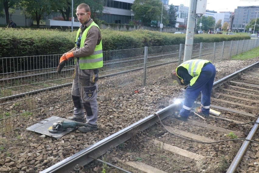 Do trzech razy sztuka? Kolejny tramwaj się wykoleił. Internauci: "Hat trick na Legnickiej"