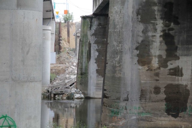W Międzychodzie trwa rozbiórka starego mostu przez rzekę Wartę - część obiektu zniknęła już z powierzchni ziemi (12.10.2020).