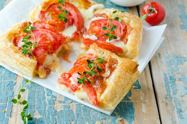 Pizza margherita to jeden z comfort food. Sos pomidorowy, ciągnący się ser i aromatyczna bazylia sprawiają, że można osiągnąć stan błogości. Podajemy przepis na mniej tradycyjną wersję popularnego włoskiego dania.