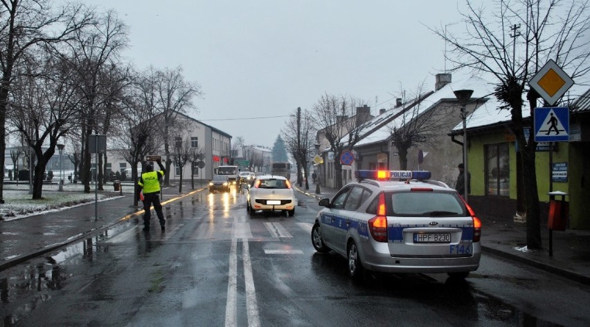 79-letni pieszy potrącony na pasach w Pajęcznie