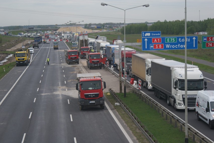 Będzie przejazd z sygnalizacją świetlną przez budowaną autostradę A1 koło Piotrkowa 