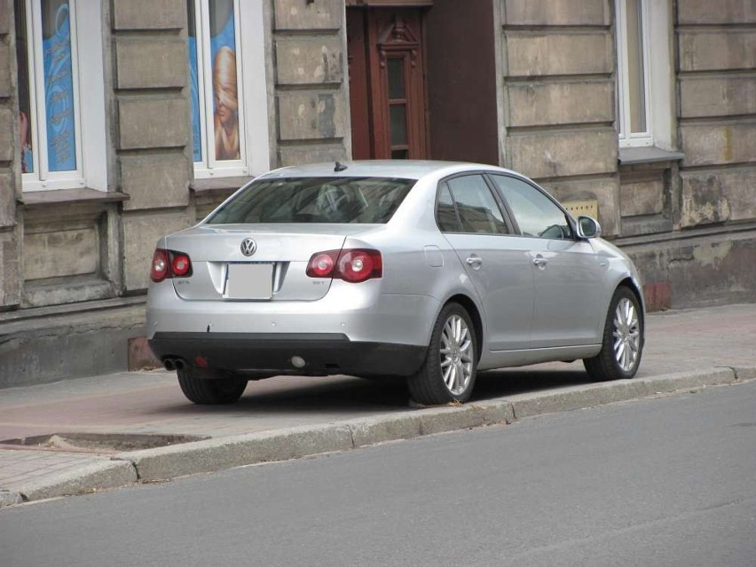 Straż Miejska w Gnieźnie: Zaparkował na przejściu, bo musiał coś zjeść, zabrakło paliwa, łamią zakaz