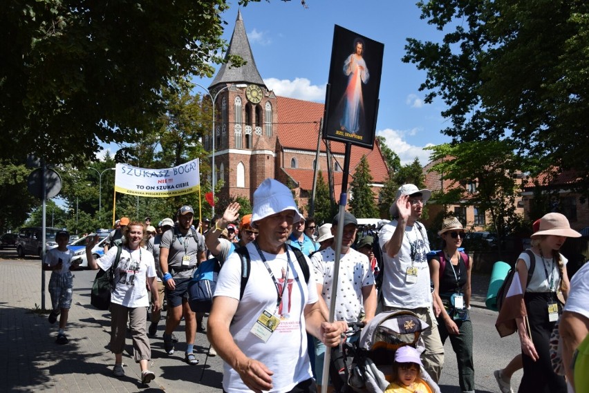 Pruszcz Gdański. 39. Gdańska Piesza Pielgrzymka na Jasną Górę przeszła ulicami miasta |ZDJĘCIA