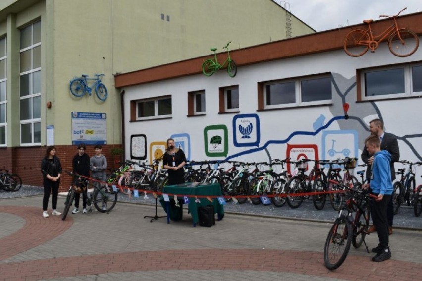 Uczniowie SP nr 1 w Sierakowicach dostali w prezencie parking rowerowy