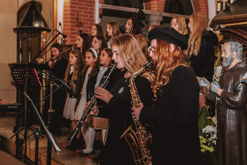 Gmina Wągrowiec. Schola przy parafii pw. św. Katarzyny Aleksandryjskiej w Grylewie. Śpiewają ku chwale Boga i dla przyjemności parafian