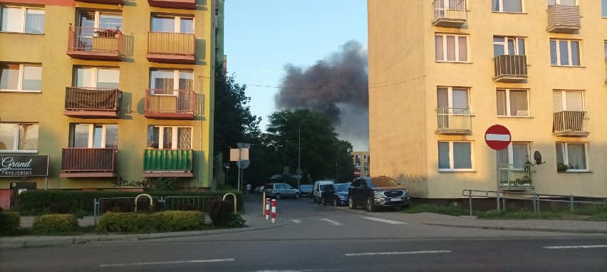 Pożar na Piaskowej Górze w Wałbrzychu. Gęsty, czarny dym nad...