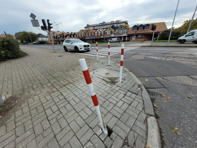 Na rogu skrzyżowania ulic Gdańskiej i Adama Sierpinka w Słupsku stoją cztery metalowe słupki. Postawiono je tam w trosce o bezpieczeństwo pieszych oraz aby zapobiec uszkodzeniu znajdujących się w tym miejscu studzienek i samego chodnika i krawężnika przez skręcające w ulicę Sierpinka pojazdy ciężarowe.