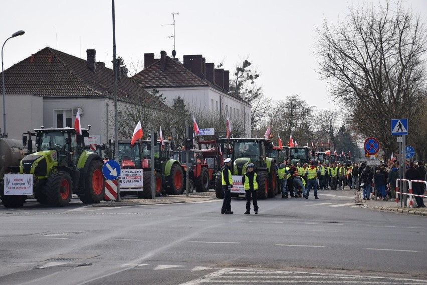 Protesty rolników w powiecie szamotulskim. Rolnicy blokowali drogę przy Urzędzie Miasta i Gminy w Szamotułach [ZDJĘCIA]