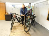 W Jedlinie-Zdroju otwarto dzisiaj (21 marca) bezpłatną wypożyczalnię rowerów elektrycznych