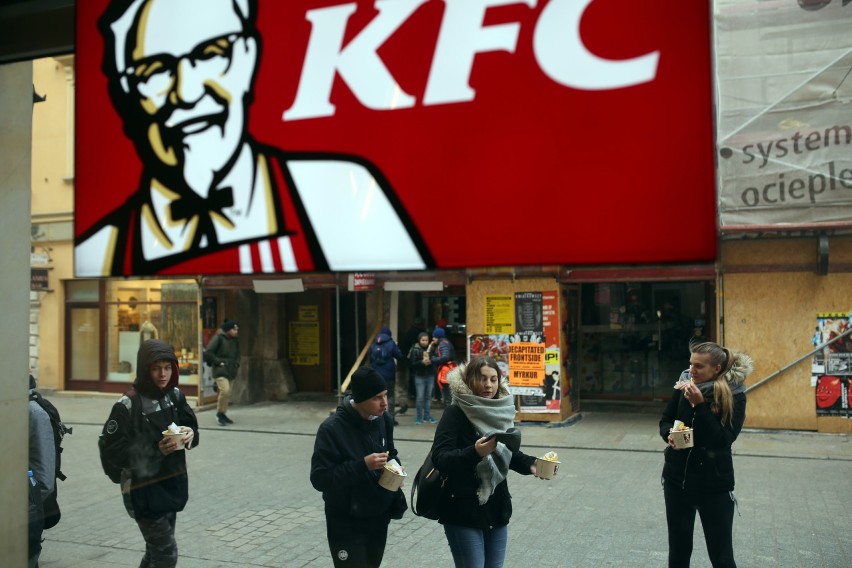 Kraków. KFC rozdaje darmowe kurczaki, tłumy w lokalach [ZDJĘCIA]