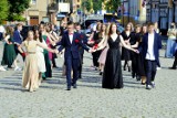 Uczniowie SP6 w Głogowie zatańczyli poloneza na rynku. ZDJĘCIA